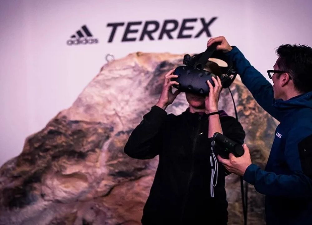 Adidas cũng đã từng bước ứng dụng VR,AR trong trải nghiệm khách hàng