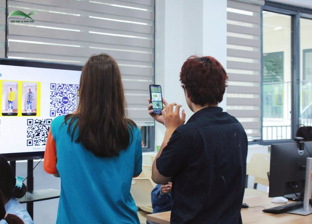 Các bạn sinh viên hào hứng trải nghiệm công nghệ AR tại lớp học