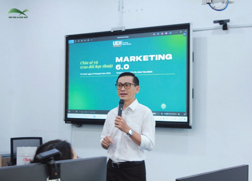 PGS.TS. Đinh Tiên Minh chia sẻ về Marketing 6.0 tại workshop trao đổi học thuật giữa NEU và UEH.