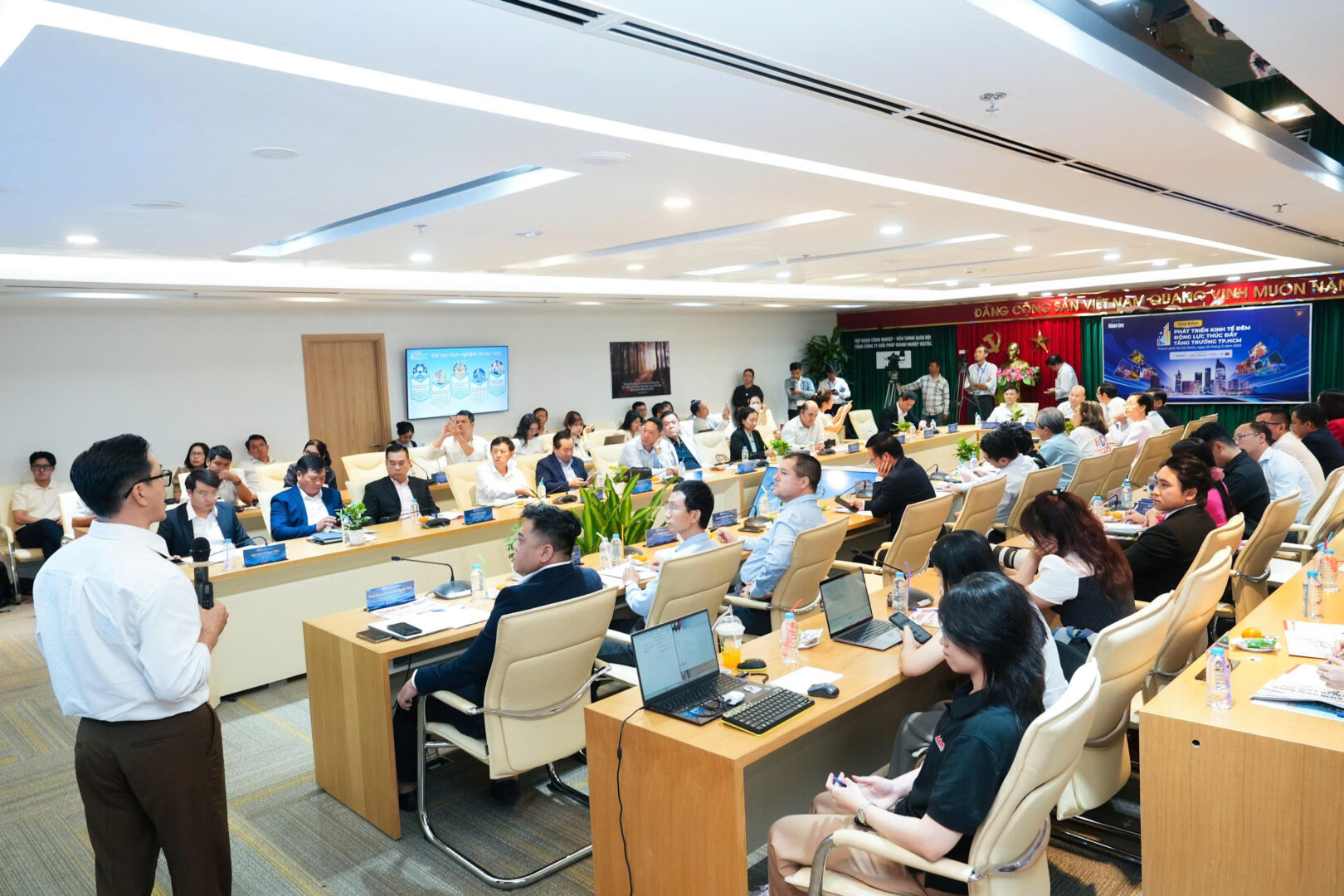 Điều cần làm rõ là kinh tế đêm không chỉ là mở cửa muộn hơn