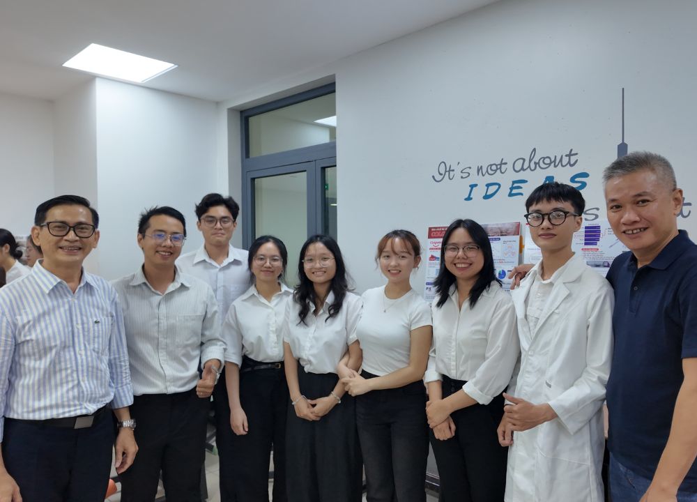 Nhóm sinh viên thực hiện dự án thương hiệu Colgate chụp ảnh cùng giảng viên và đại diện doanh nghiệp sau phần báo cáo.