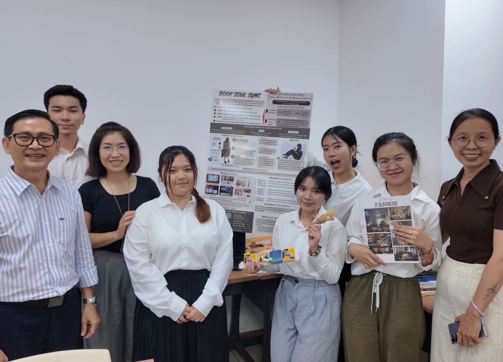 Nhóm sinh viên thực hiện dự án thương hiệu Pages of Passion chụp ảnh cùng giảng viên và đại diện doanh nghiệp sau phần báo cáo.