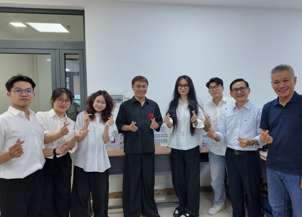 Nhóm sinh viên thực hiện dự án thương hiệu PNJ chụp ảnh cùng giảng viên và đại diện doanh nghiệp sau phần trình bày.