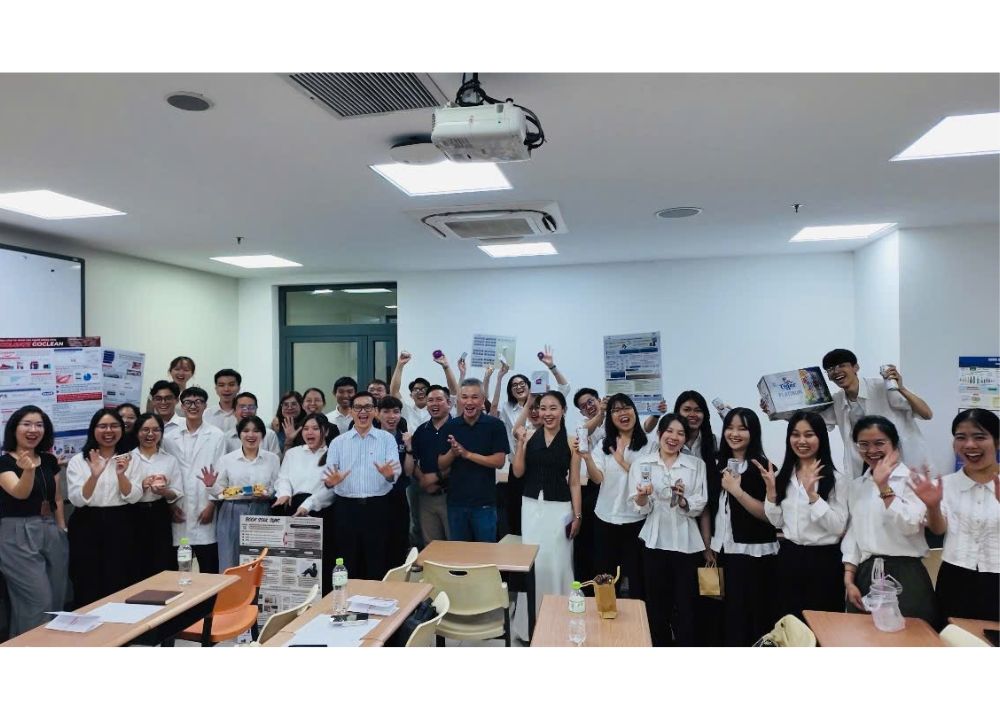 Không khí của buổi báo cáo dự án môn học với sự tham gia của sinh viên, giảng viên và đại diện doanh nghiệp