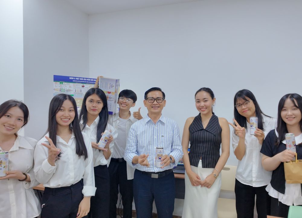 Nhóm sinh viên thực hiện dự án thương hiệu Tiger chụp ảnh cùng giảng viên và đại diện doanh nghiệp sau phần báo cáo.