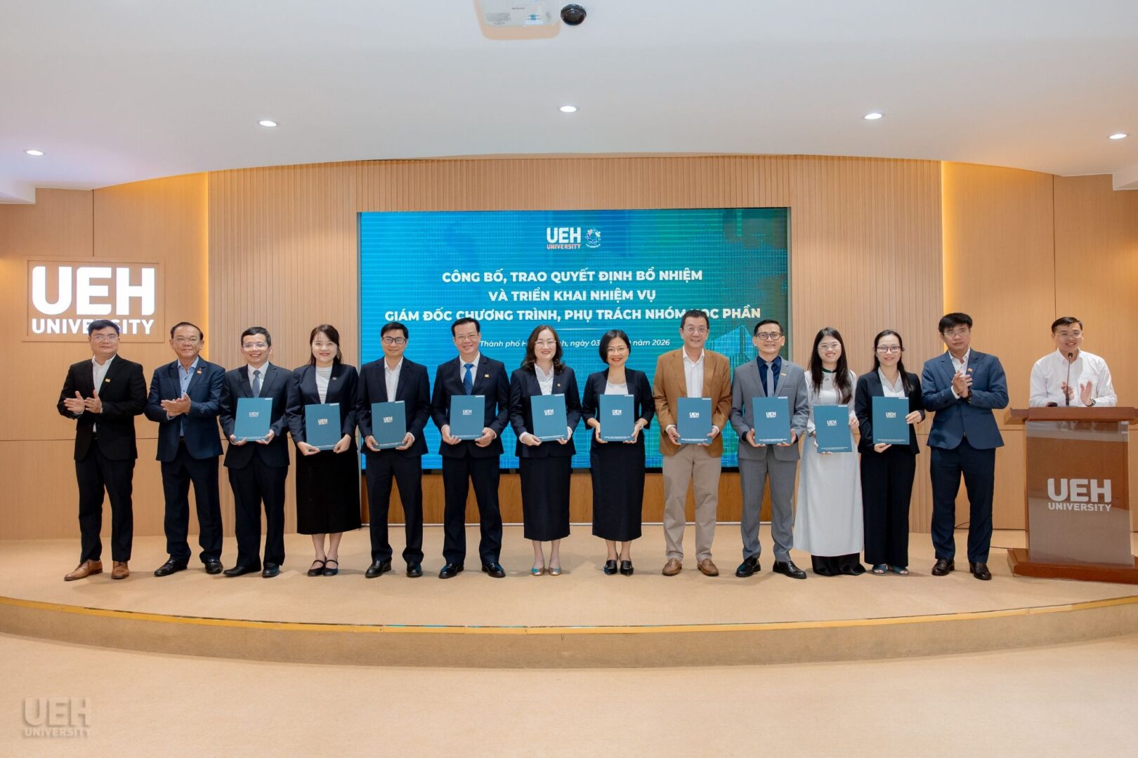 ueh-trao-quyet-dinh-giam-doc-chuong-trinh